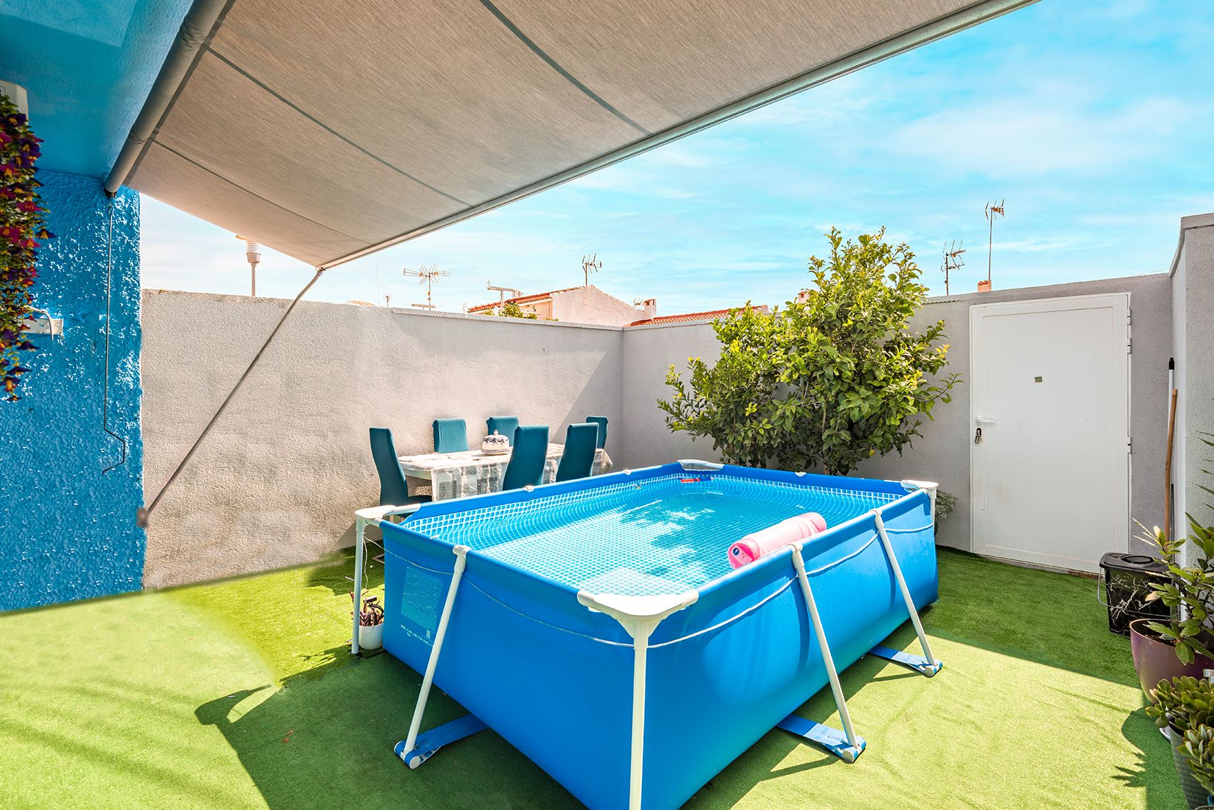 Piscina de Casa adosada en venda en Torrevieja amb Aire condicionat, Jardí privat i Moblat