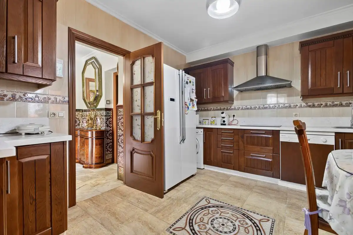 Küche von Einfamilien-Reihenhaus zum Verkauf in Dos Hermanas mit Klimaanlage, Heizung und Terrasse