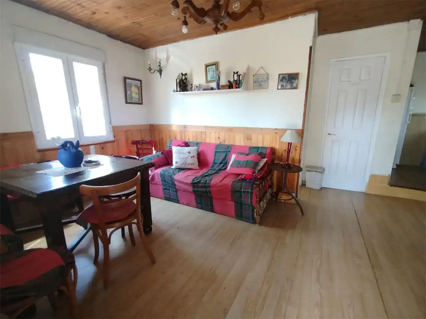 Sala d'estar de Finca rústica en venda en Garrafe de Torío amb Jardí privat, Parquet i Moblat