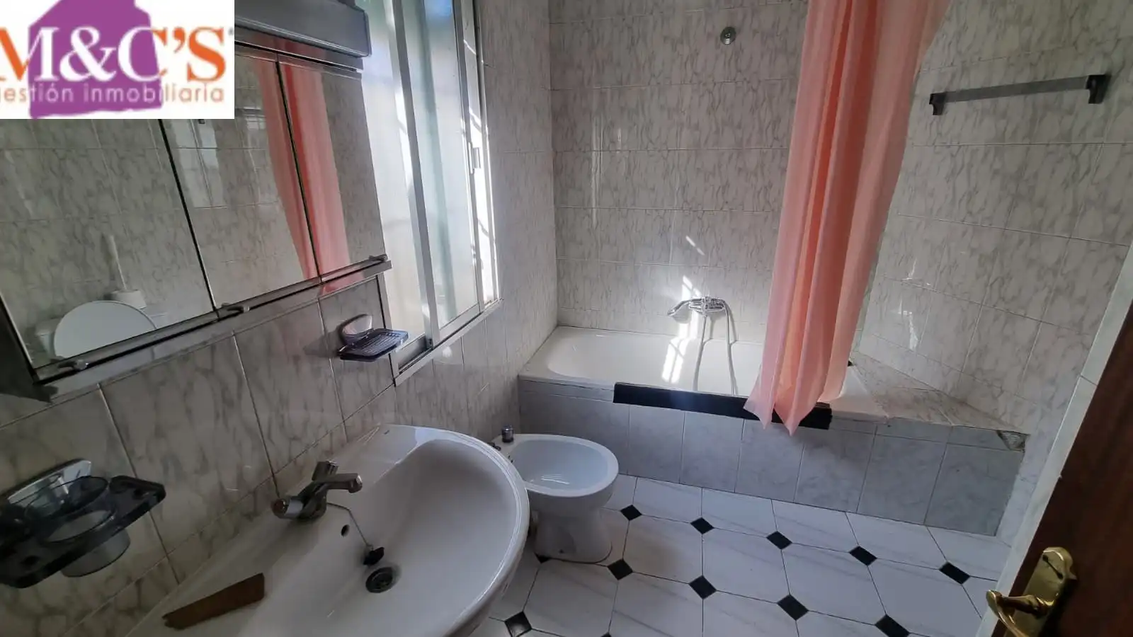 Bany de Casa o xalet en venda en Villanueva de San Carlos amb Jardí privat i Moblat