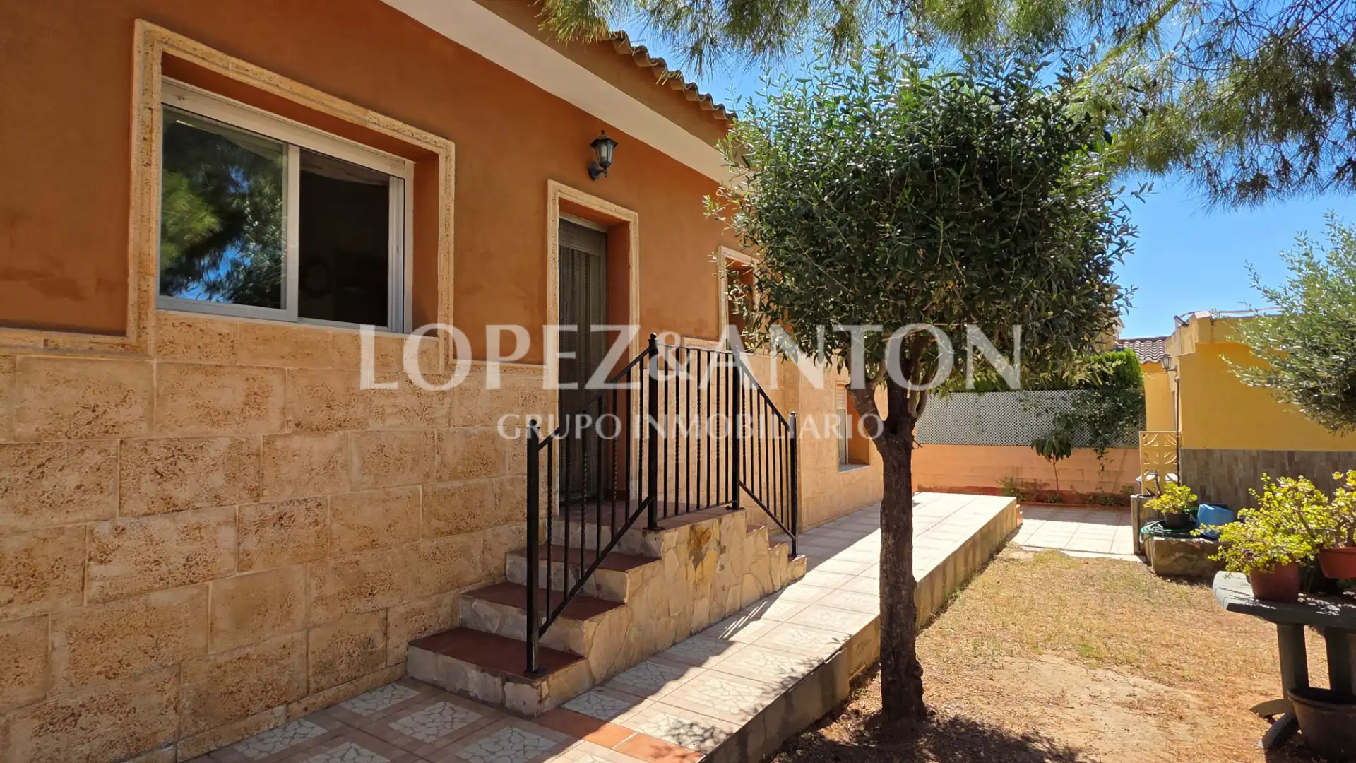 Vista exterior de Casa o xalet en venda en L'Eliana amb Aire condicionat, Calefacció i Jardí privat