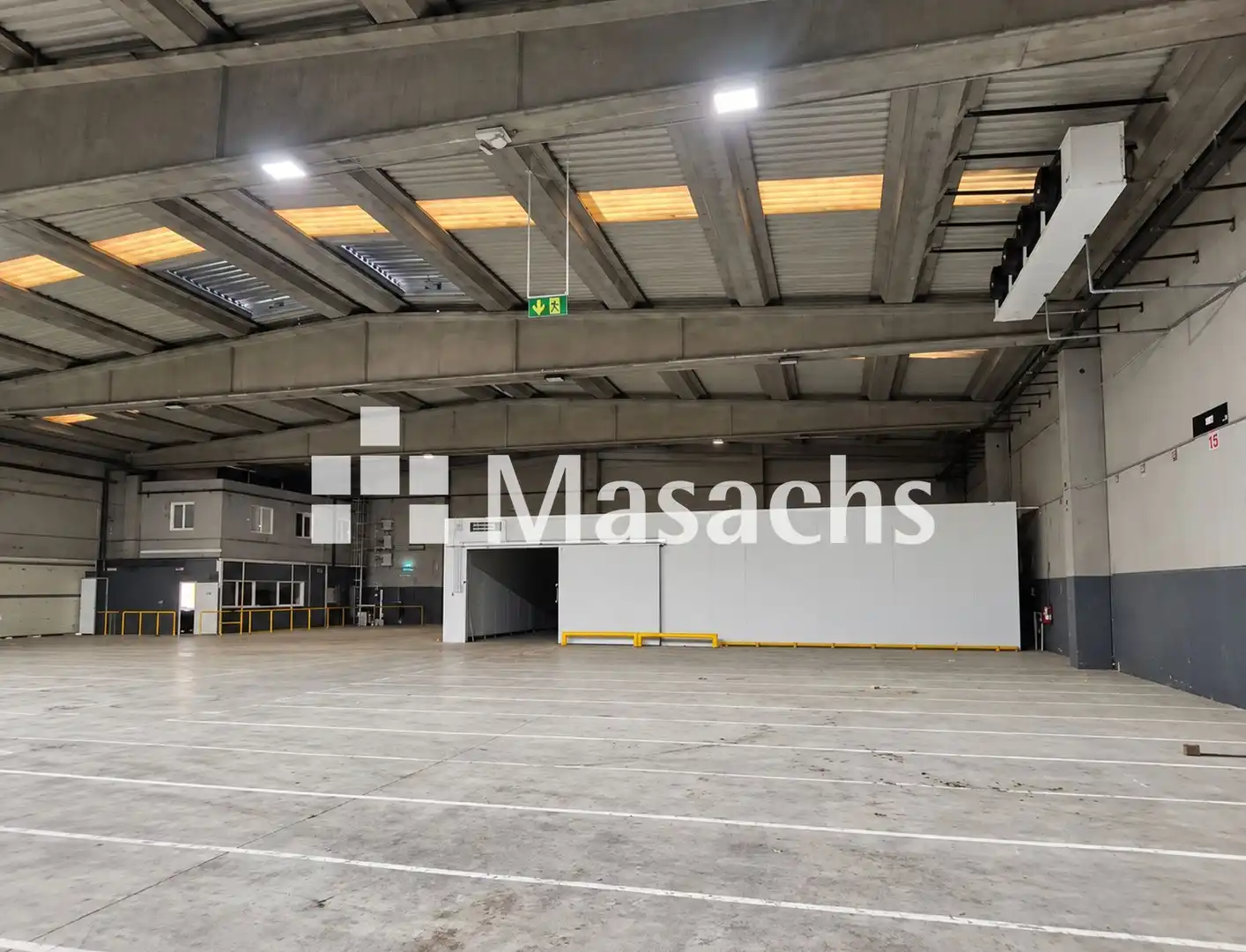 Parkplatz von Fabrikhallen zur Miete in Zona Industrial