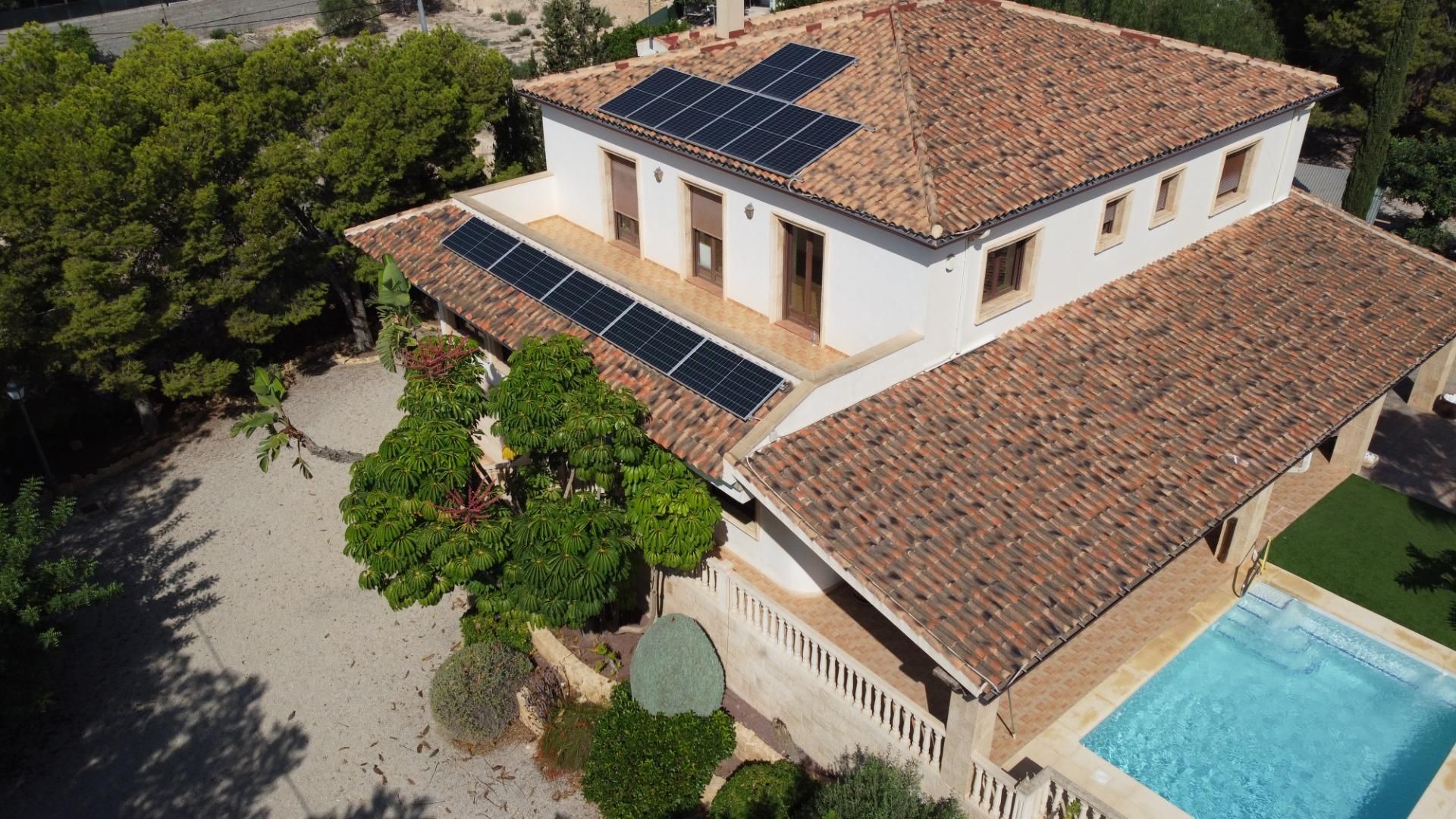 Vista exterior de Casa o xalet en venda en Crevillent amb Aire condicionat, Jardí privat i Piscina