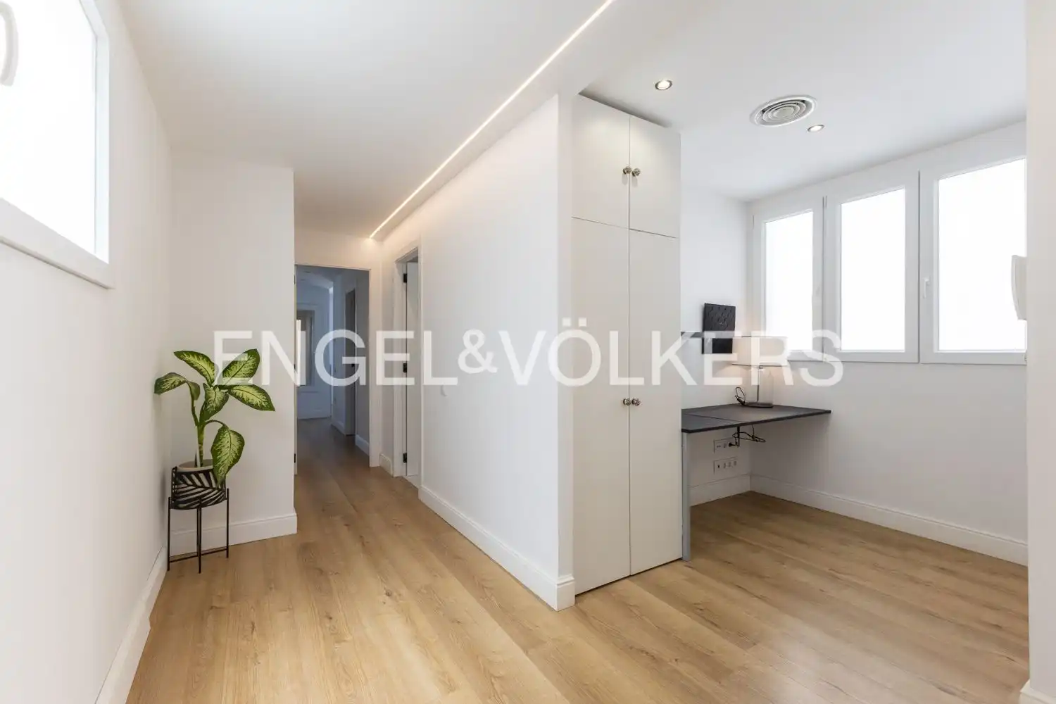 Flat for sale in Valencia  with Air Conditioner, Heating and Balcony