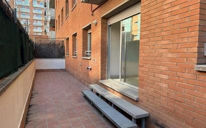 Vista exterior de Planta baixa en venda en Manresa amb Terrassa i Balcó
