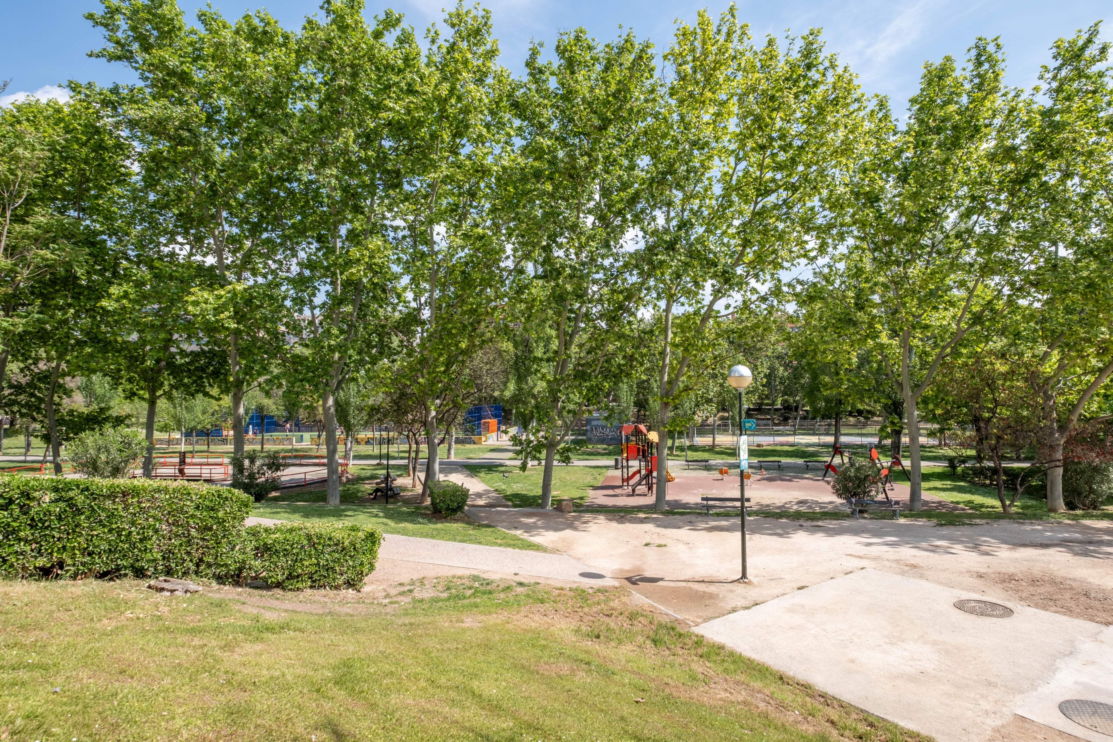 Aparcament de Pis en venda en  Zaragoza Capital amb Terrassa, Traster i Balcó