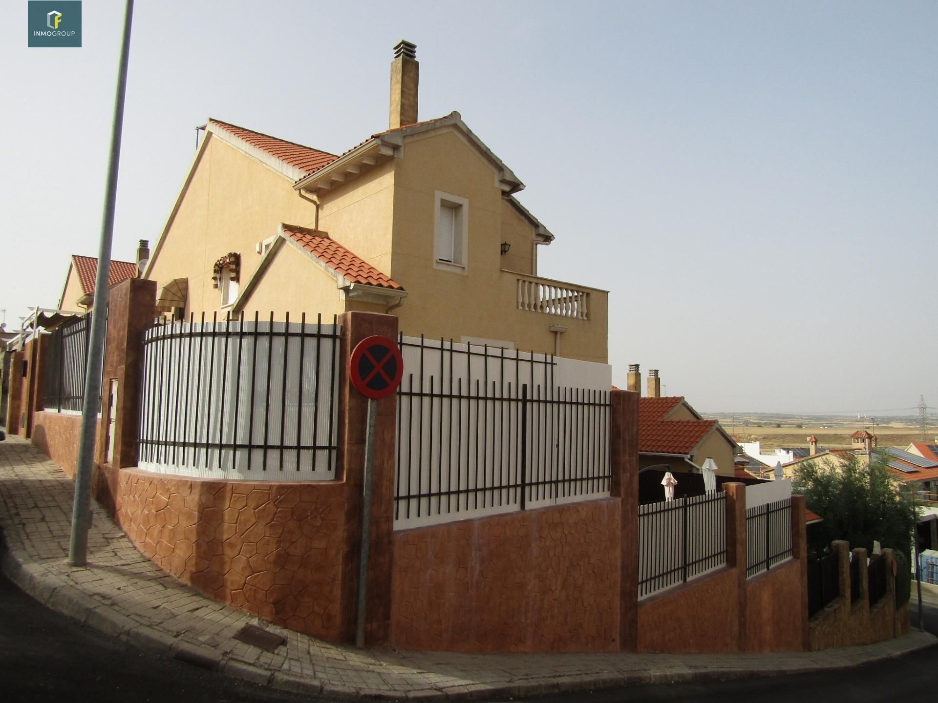 Vista exterior de Casa adosada en venda en Loeches amb Calefacció, Jardí privat i Terrassa