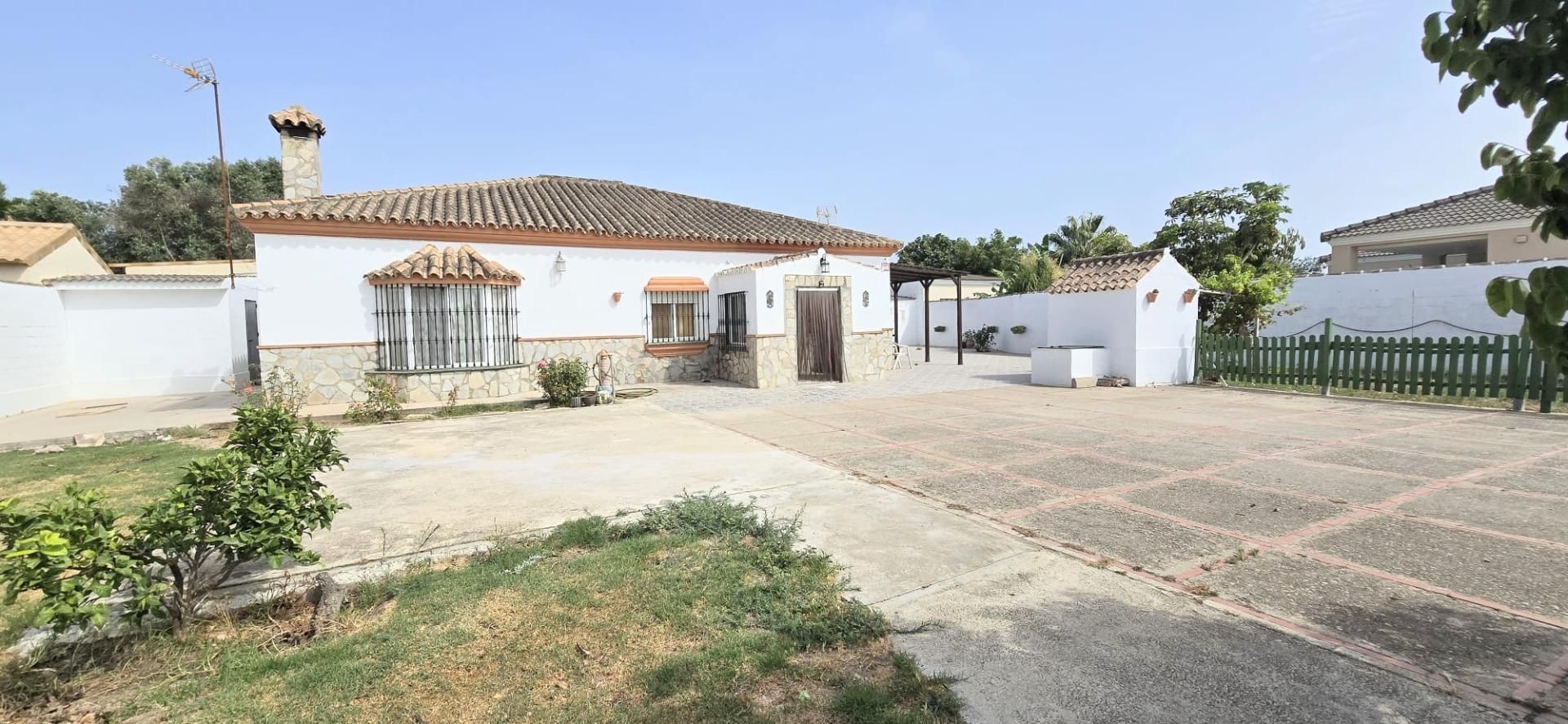 Vista exterior de Casa o xalet en venda en Chiclana de la Frontera amb Aire condicionat, Jardí privat i Traster