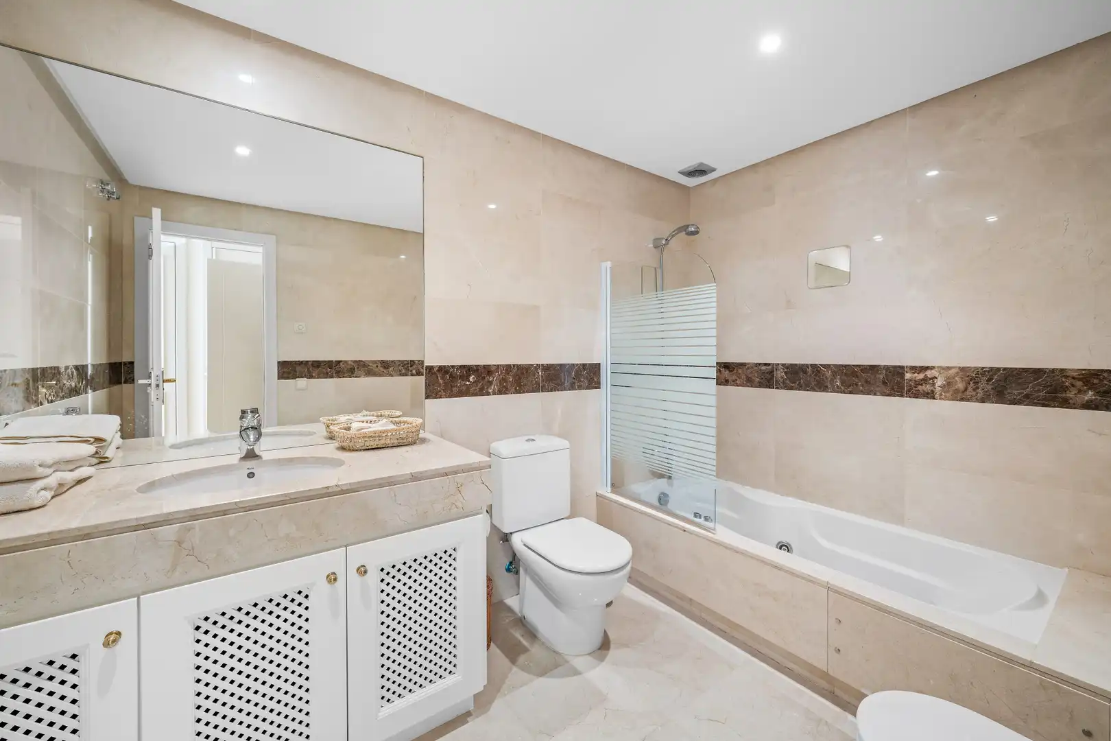 Badezimmer von Wohnungen zur Miete in Benahavís mit Klimaanlage, Terrasse und Schwimmbad