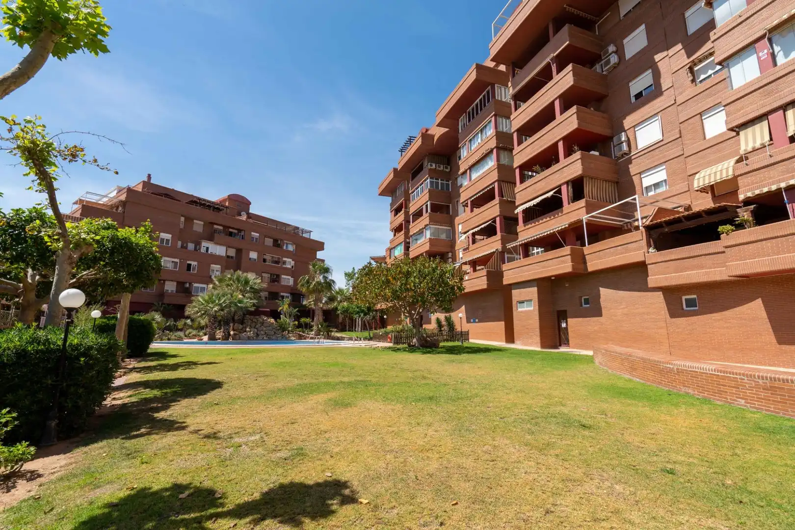 Vista exterior de Ático de alquiler en Almería con Aire acondicionado, Calefacción y Jardín privado