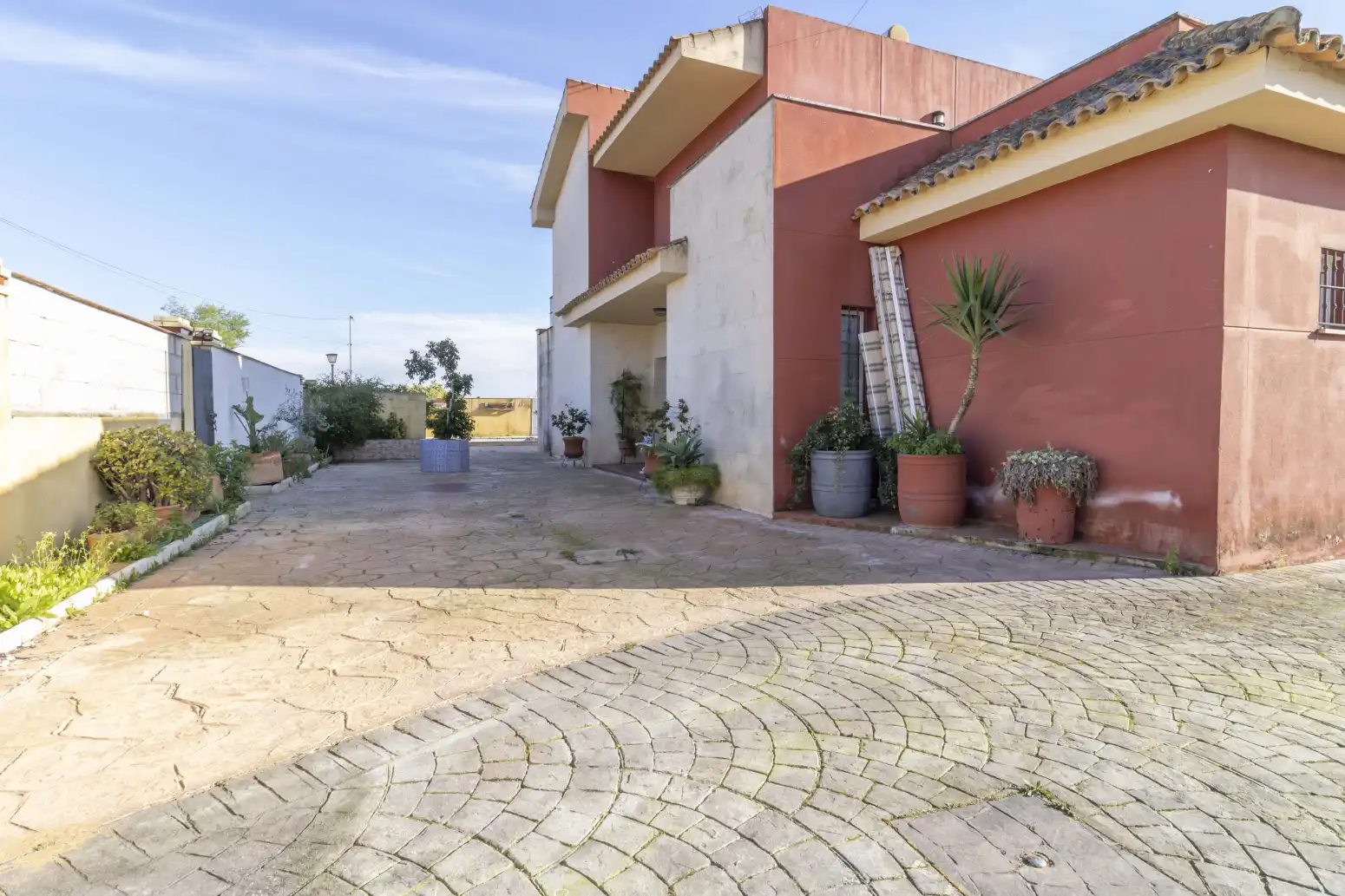 Vista exterior de Casa o xalet en venda en Alcalá de Guadaira amb Aire condicionat, Terrassa i Piscina