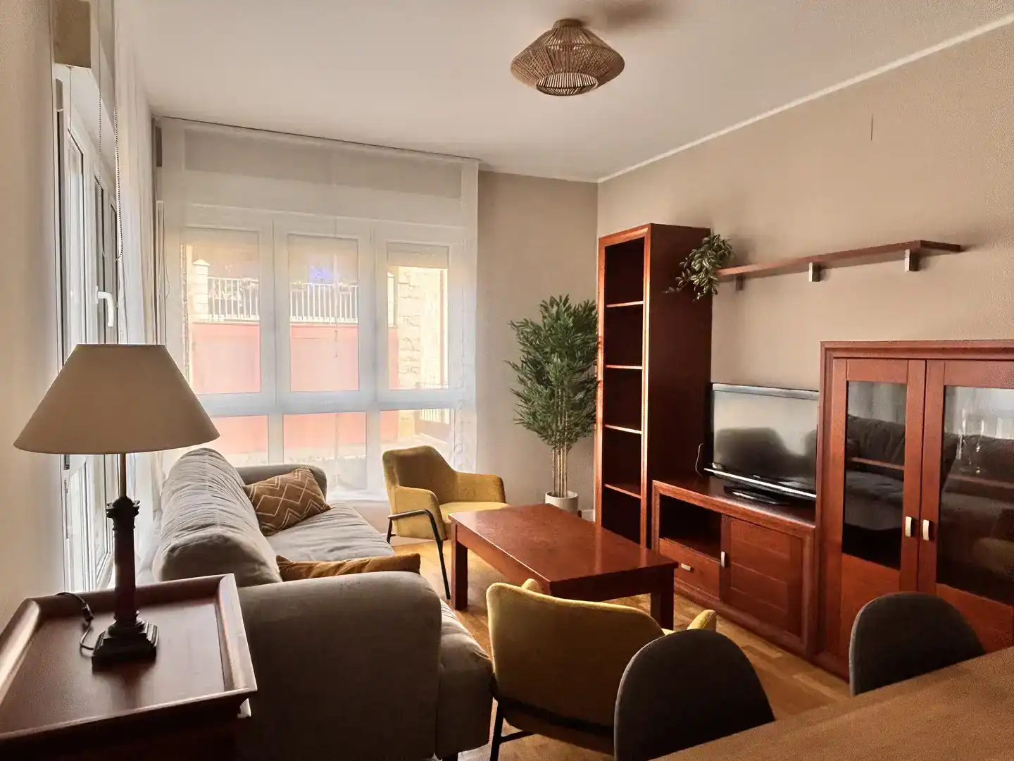 Wohnzimmer von Wohnung zur Miete in Parres mit Parkett, Möbliert und Balkon
