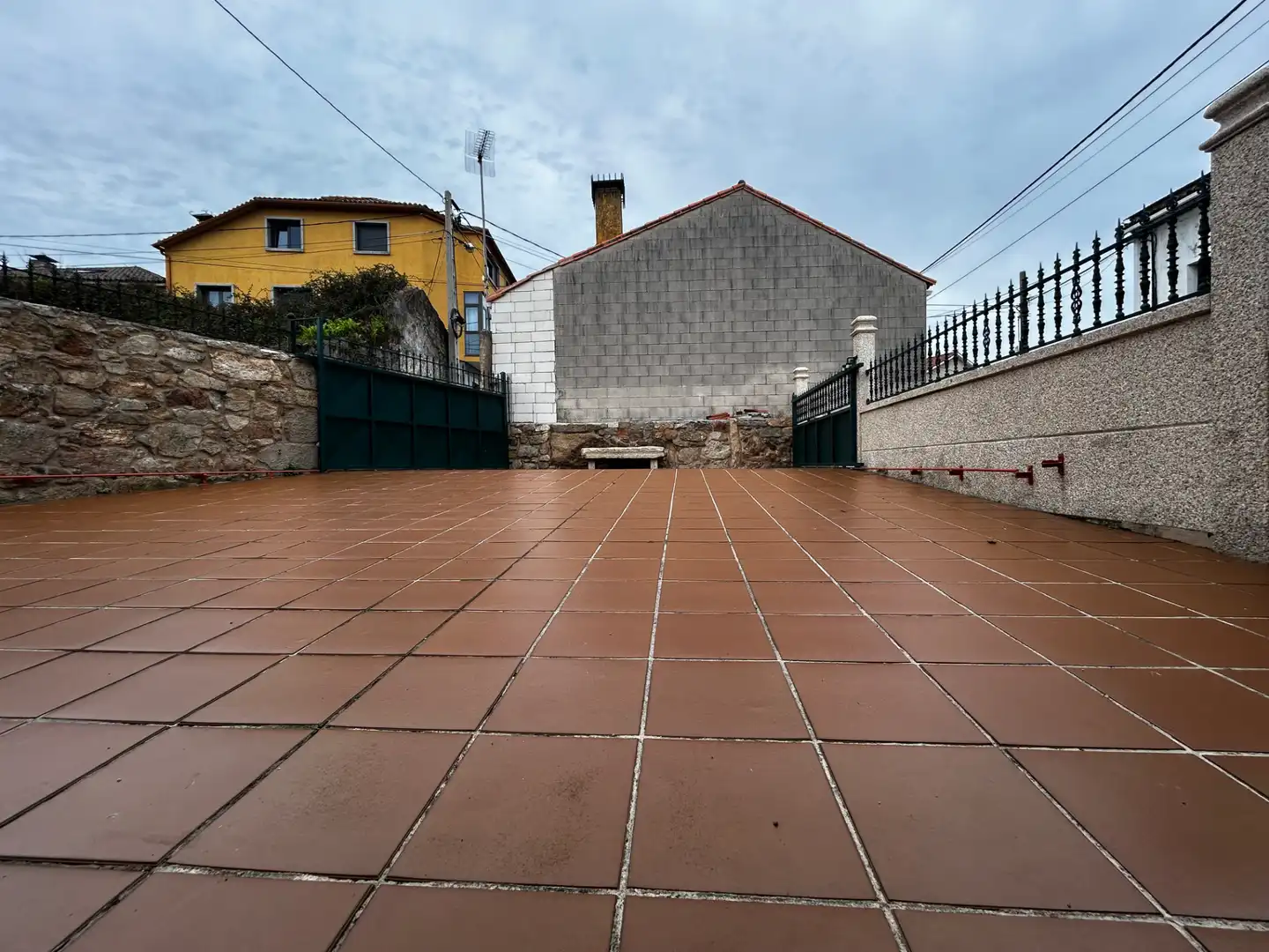 Vista exterior de Casa o chalet en venta en Vilagarcía de Arousa con Calefacción, Jardín privado y Parquet