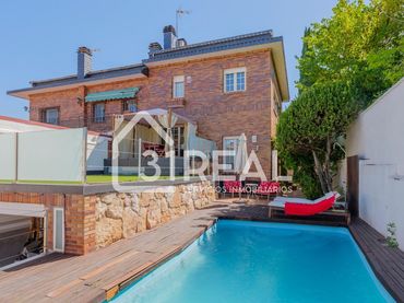 Chalet con balcón en venta en Fuencarral - El Pardo