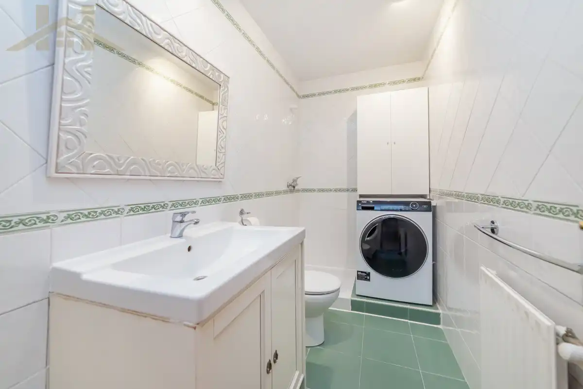 Badezimmer von Einfamilien-Reihenhaus zum Verkauf in Valdemoro mit Klimaanlage, Heizung und Privatgarten