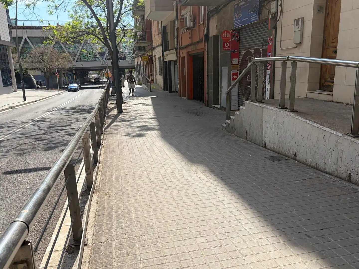 Vista exterior de Local en venda en L'Hospitalet de Llobregat amb Alarma