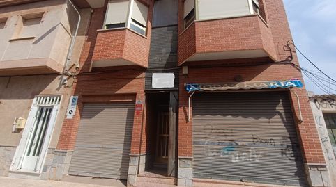 Casa unifamiliar con cochera y local comercial