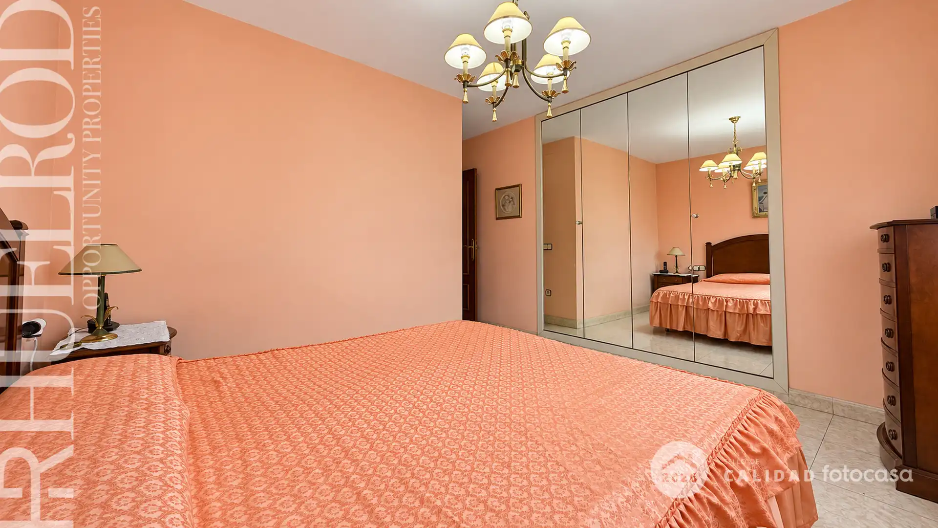 Habitación de Casa adosada en venta en Cerdanyola del Vallès con Aire acondicionado, Calefacción y Jardín privado