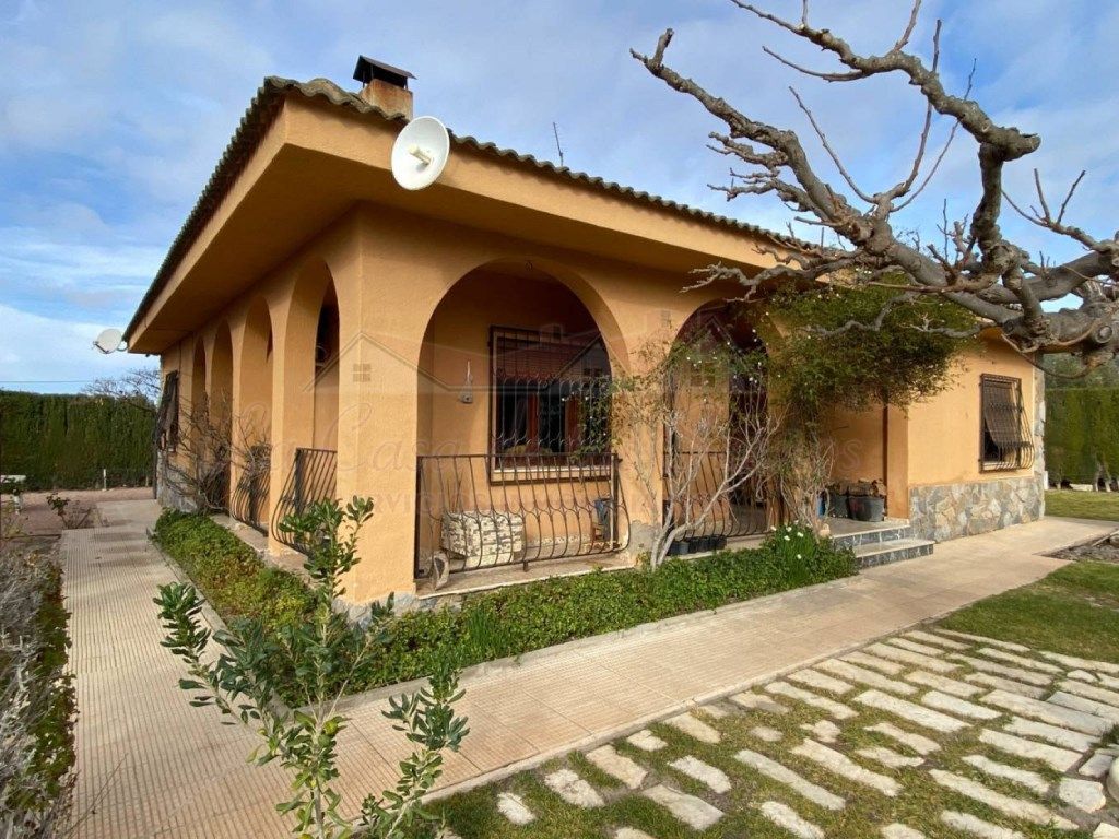 Vista exterior de Casa o xalet en venda en Sax amb Calefacció, Terrassa i Piscina