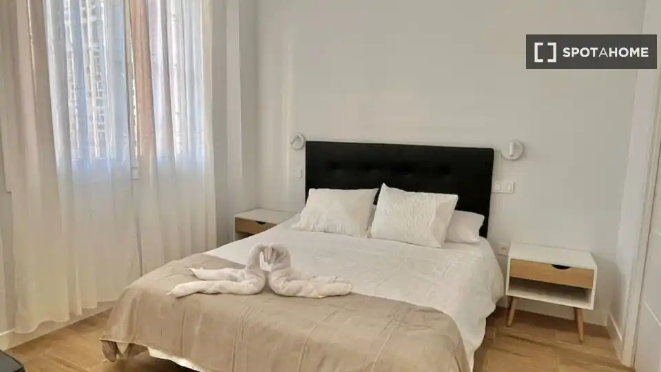Schlafzimmer von Wohnung zur Miete in Madrid mit Klimaanlage, Heizung und Möbliert