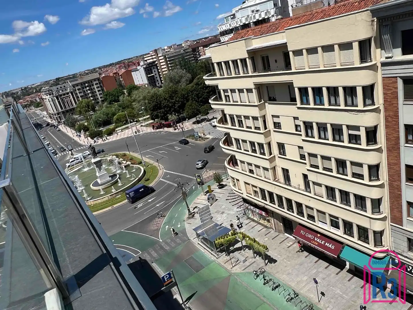 Vista exterior de Àtic en venda en León Capital  amb Calefacció i Terrassa
