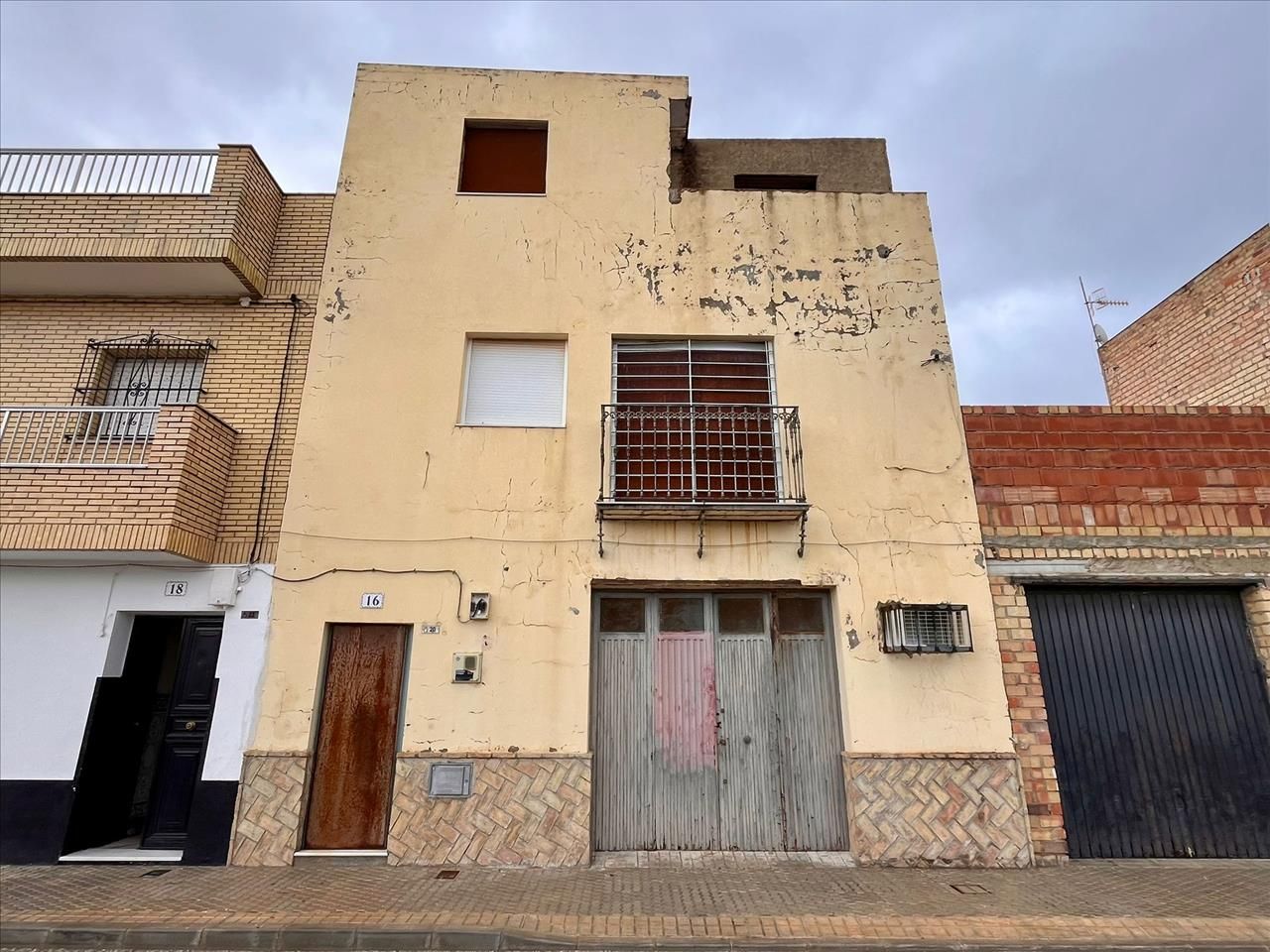 Vista exterior de Casa adosada en venta en Morón de la Frontera