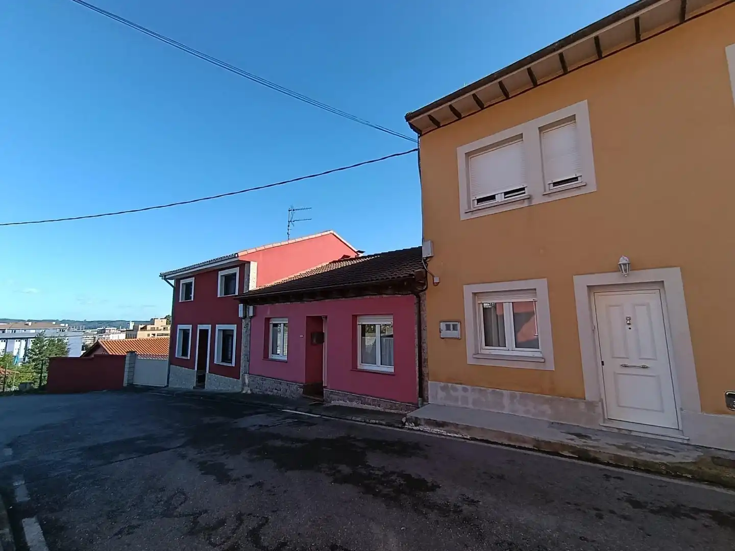 Vista exterior de Casa o xalet en venda en Avilés amb Calefacció, Terrassa i Traster