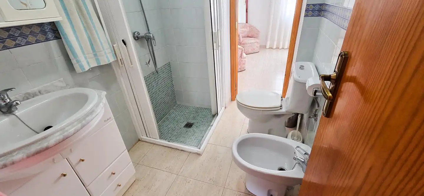 Badezimmer von Einfamilien-Reihenhaus zur Miete in Santa Pola mit Klimaanlage, Terrasse und Möbliert