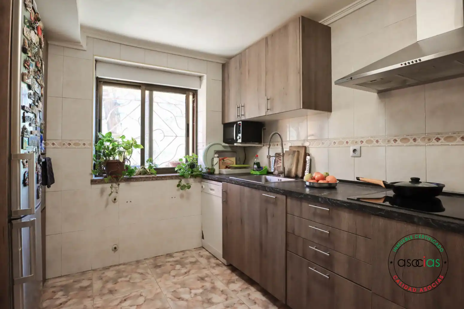 Cuina de Casa o xalet en venda en Oviedo  amb Calefacció, Jardí privat i Parquet