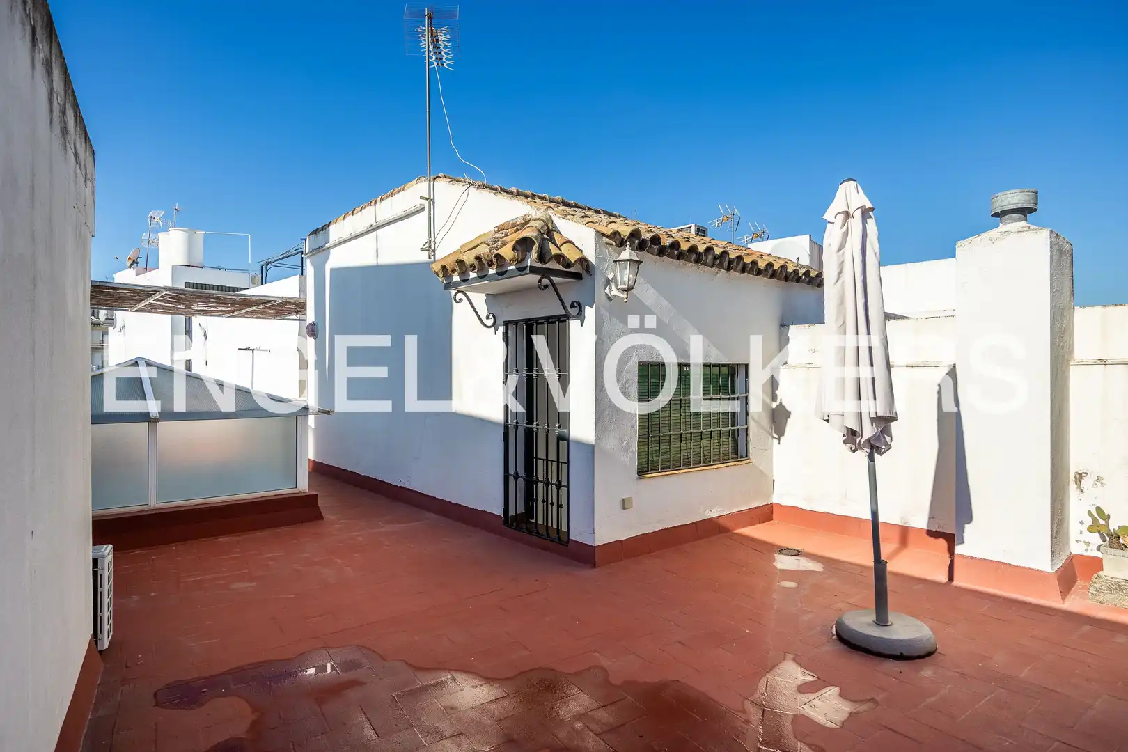 Außenansicht von Haus oder Chalet zum Verkauf in Sevilla mit Klimaanlage, Heizung und Balkon
