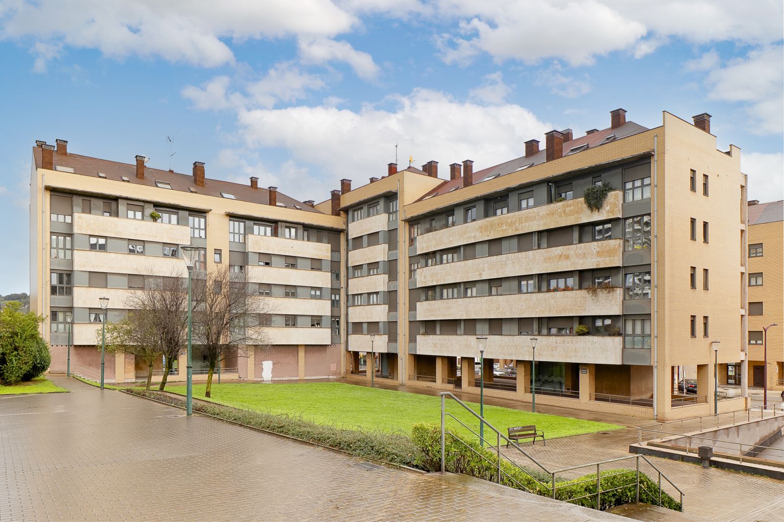 Vista exterior de Pis en venda en Gijón  amb Calefacció, Parquet i Traster