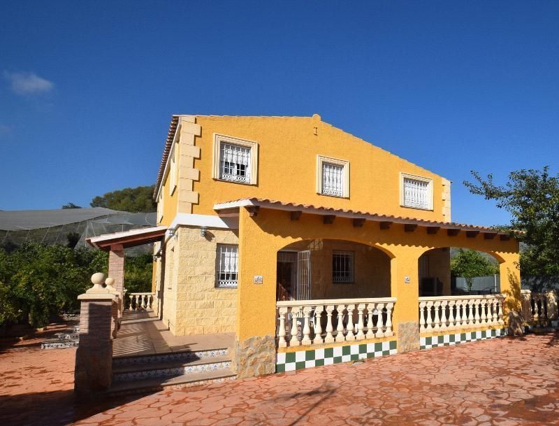 Vista exterior de Casa o xalet en venda en El Castell de Guadalest amb Terrassa, Traster i Piscina