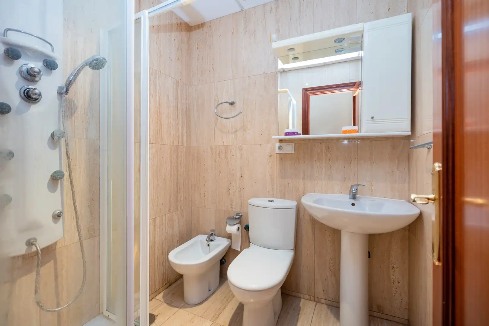 Bathroom of Flat for rent in Granada  with Air Conditioner, Heating and Parquet flooring