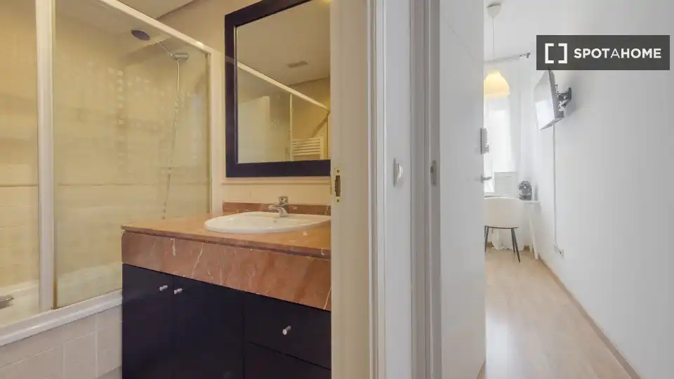 Bathroom of Flat for rent in Madrid  with Air Conditioner, Heating and Furnished