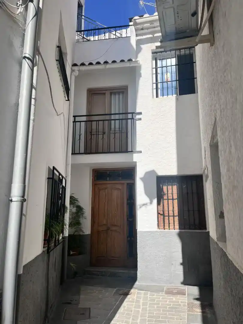 Vista exterior de Casa adosada en venda en Baza amb Balcó
