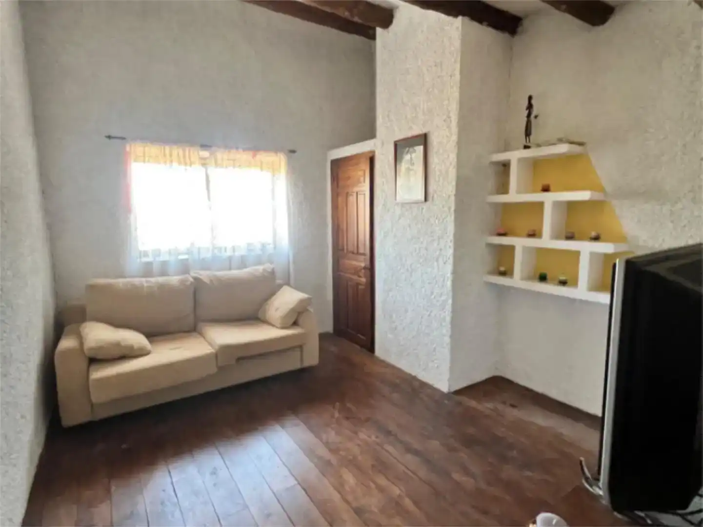 Sala d'estar de Casa adosada en venda en Belmonte de San José amb Parquet, Traster i Moblat