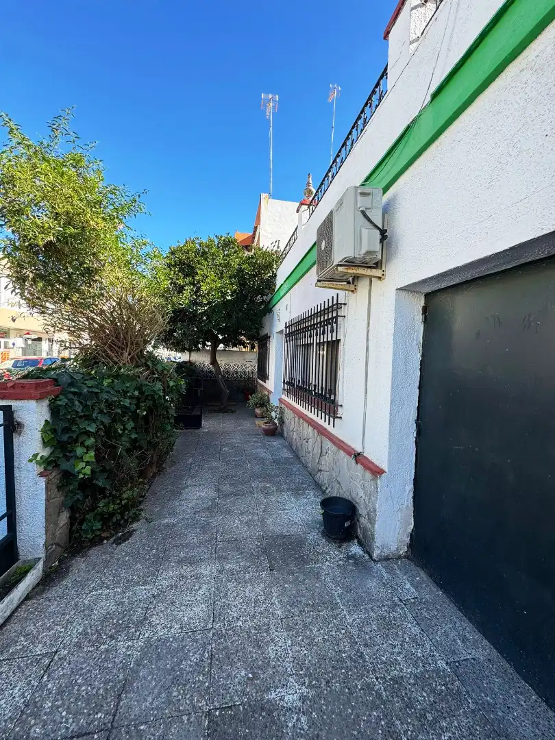 Vista exterior de Casa adosada en venda en El Puerto de Santa María amb Jardí privat i Terrassa