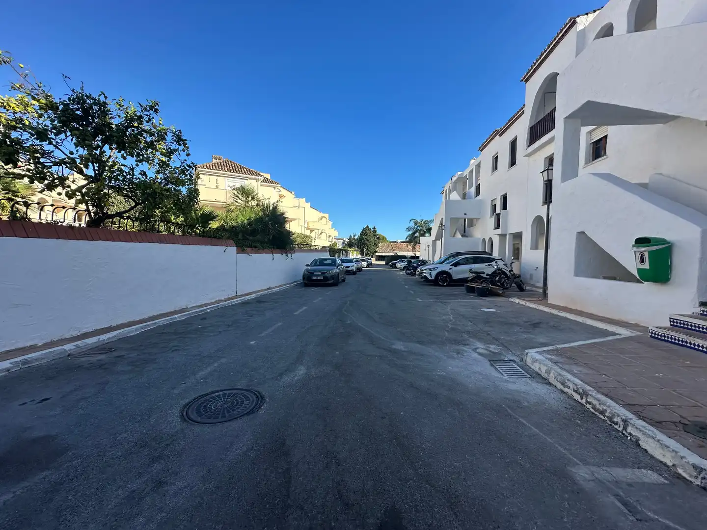 Vista exterior de Pis en venda en Estepona amb Piscina comunitària