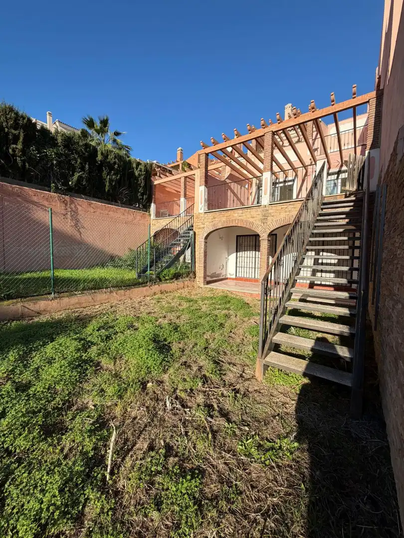 Vista exterior de Casa adosada en venda en Mijas amb Calefacció, Jardí privat i Terrassa