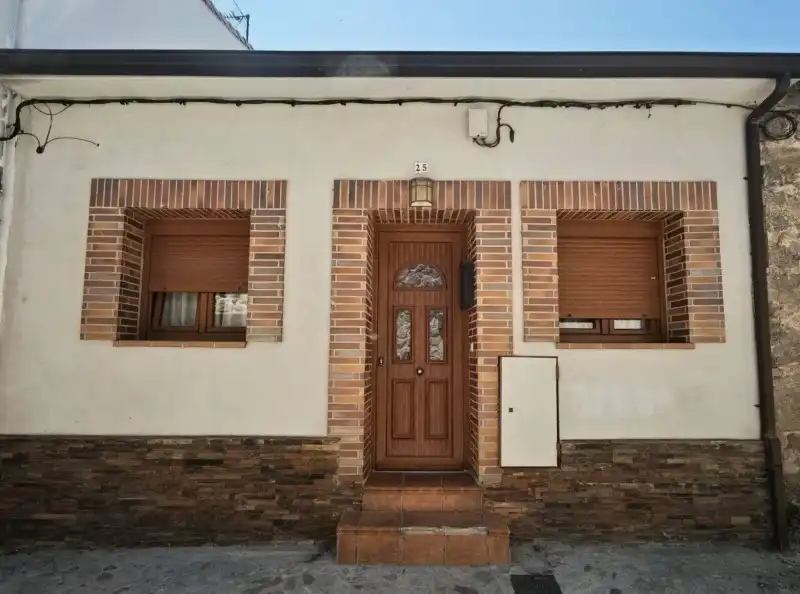 Vista exterior de Casa o xalet en venda en El Espinar amb Calefacció i Jardí privat