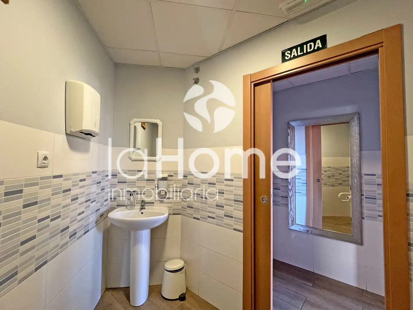 Bathroom of Commercial properties for rent in Mislata  with Air Conditioner, Parquet flooring and Terrace