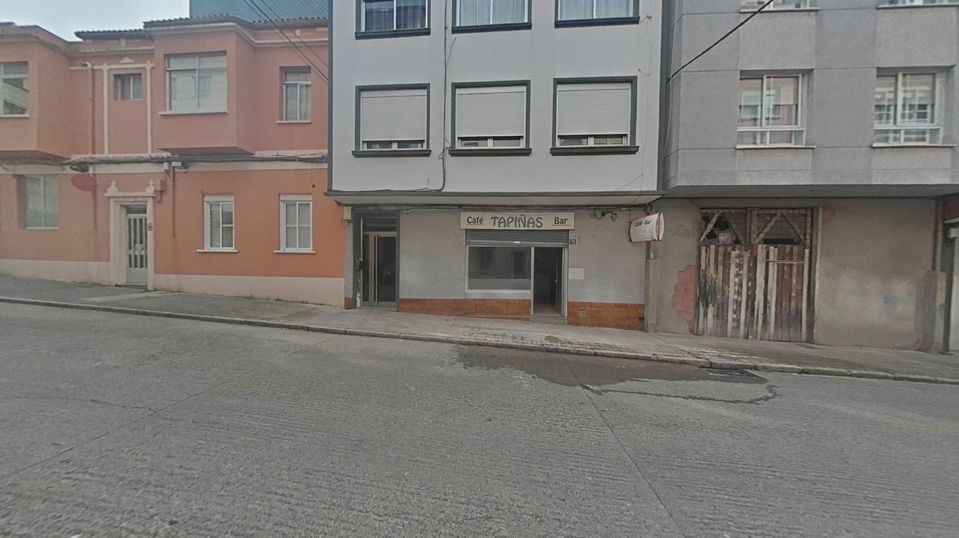 Vista exterior de Local en venda en Ferrol amb Moblat i Alarma