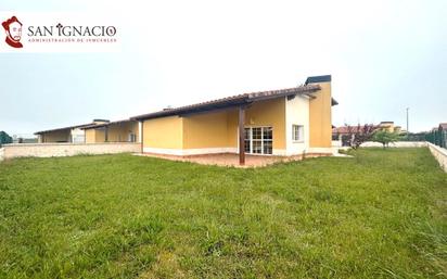 Vista exterior de Casa o xalet en venda en Villarcayo de Merindad de Castilla la Vieja amb Calefacció, Jardí privat i Terrassa