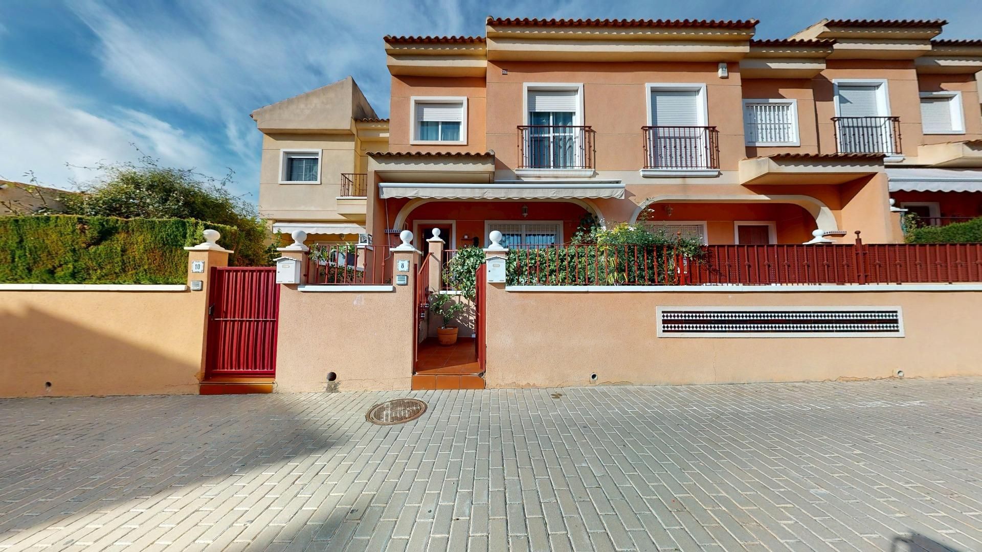 Außenansicht von Einfamilien-Reihenhaus zum Verkauf in Elche / Elx mit Privatgarten, Terrasse und Gemeinschaftspool