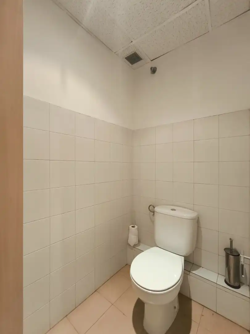 Baño de Oficina de alquiler en Barcelona con Aire acondicionado