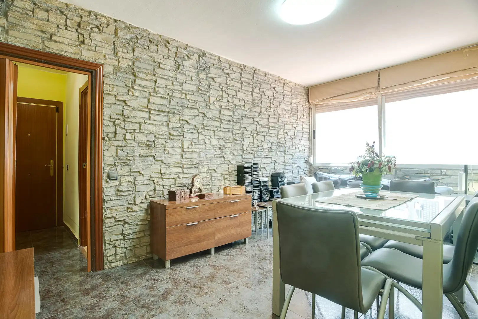 Sala d'estar de Pis en venda en Cornellà de Llobregat amb Terrassa