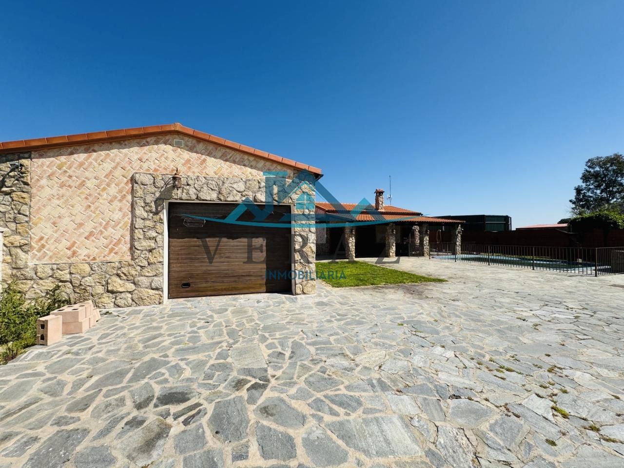 Vista exterior de Casa o xalet en venda en Talavera de la Reina amb Aire condicionat, Calefacció i Jardí privat