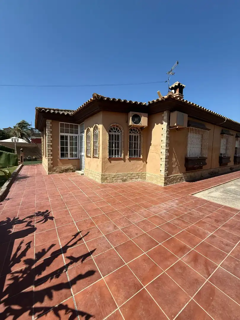 Exterior view of Houses for sale in El Puerto de Santa María  with Air Conditioner, Private garden and Storage room