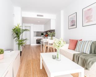 Living room of Flat to rent in  Granada Capital  with Parquet flooring, Terrace and Community pool