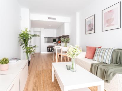 Living room of Flat to rent in  Granada Capital  with Parquet flooring, Terrace and Community pool